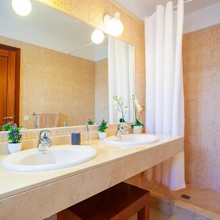 Villa Sleeps 6 With Pool Air Con And Wifi