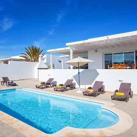 Sleeps 6 With Pool Air Con And Wifi Puerto Calero